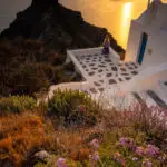 Santorini Fotoreisen Imerovigli - Sonnenuntergang, schöne Frau mit Kleid Fotoreisen