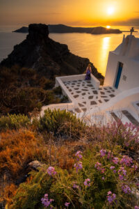 Santorini Imerovigli - Sonnenuntergang, schöne Frau mit Kleid 