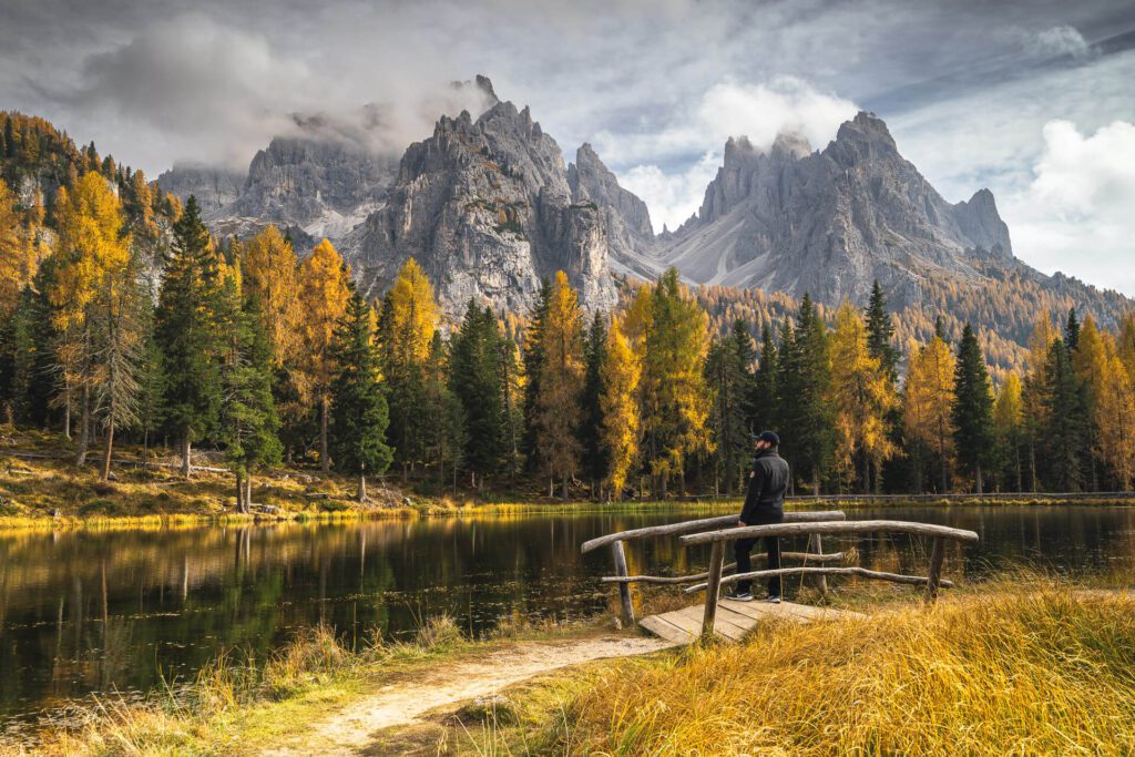 Holzbrücke am Lago Antorno mit Blick auf die Drei Zinnen – Fotoreise Dolomiten