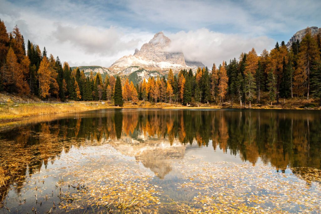 Landschaftsfotografie Fotoreise Dolomiten Lago Antorno, drei Zinnen spiegel sich im Wasser, Herbst, gelbe Lärchen