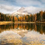 Landschaftsfotografie Fotoreise Dolomiten Lago Antorno, drei Zinnen spiegel sich im Wasser, Herbst, gelbe Lärchen
