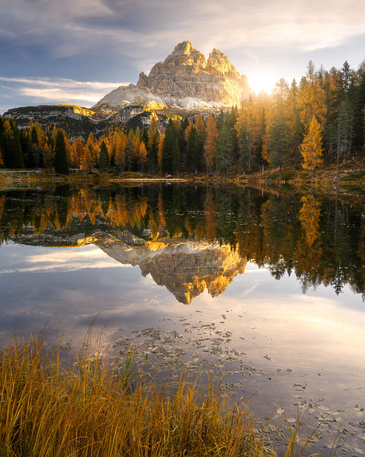 Dolomiten - Lago Antorno, drei Zinnen spiegelung, gelbe Lärchen ,Herbst