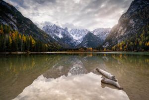 Dolomiten - Dürrensee - Lago di Landro, Spiegelung im Wasser, Herbst, Baumstamm im wasser