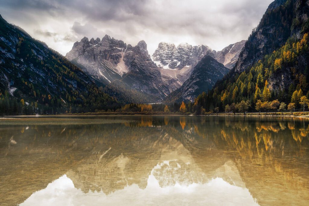 Dolomiten - Dürrensee, Lago di Landro, Berge spiegeln sich, Herbst