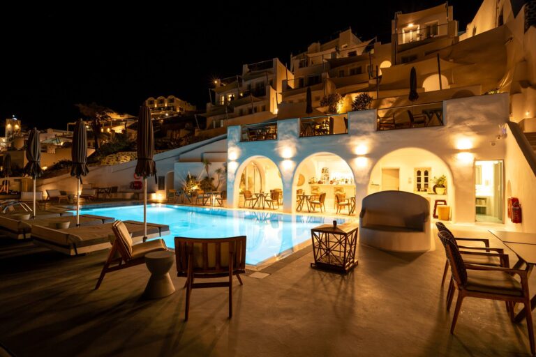 Firostefani Santorini – Infinity-Pool mit Blick auf die Caldera bei Nacht