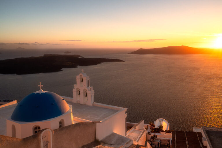 Blaue Kuppelkirche in Firostefani Santorini beim Sonnenuntergang