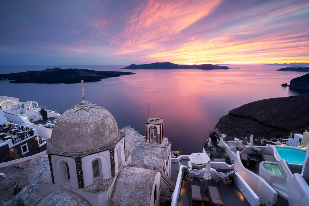Sonnenuntergang über Fira und der Caldera Santorini