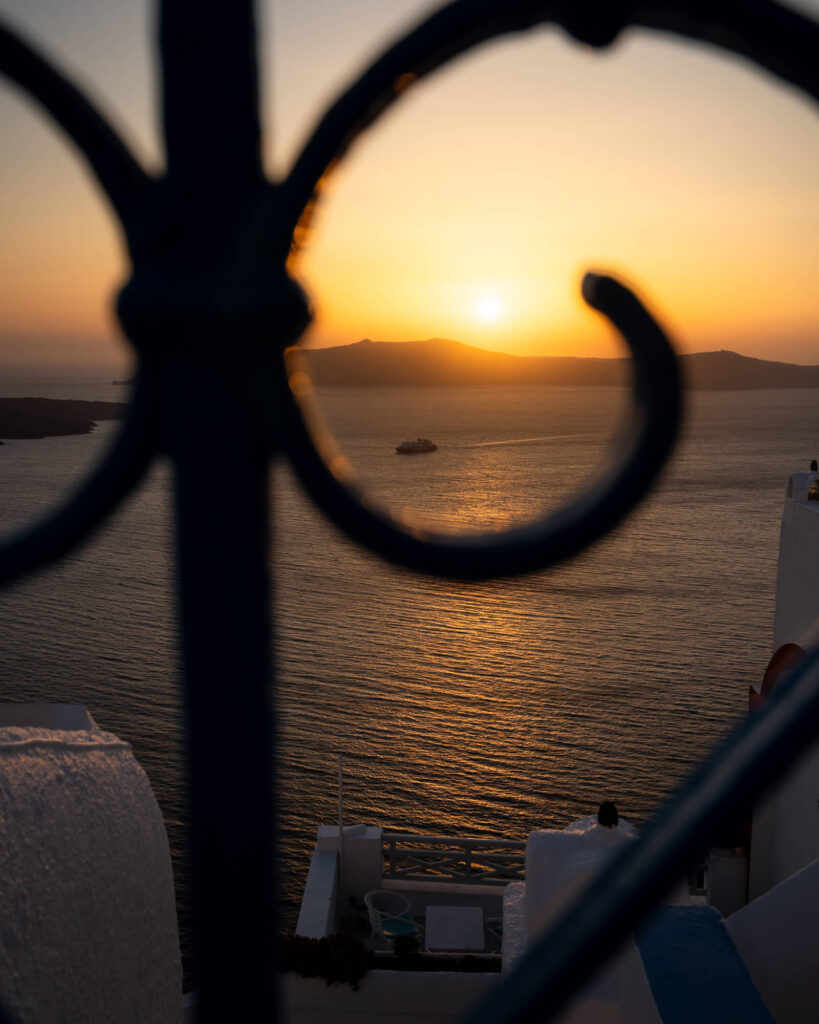 Fira Santorini in der Dämmerung mit gitter und romatischem Tisch