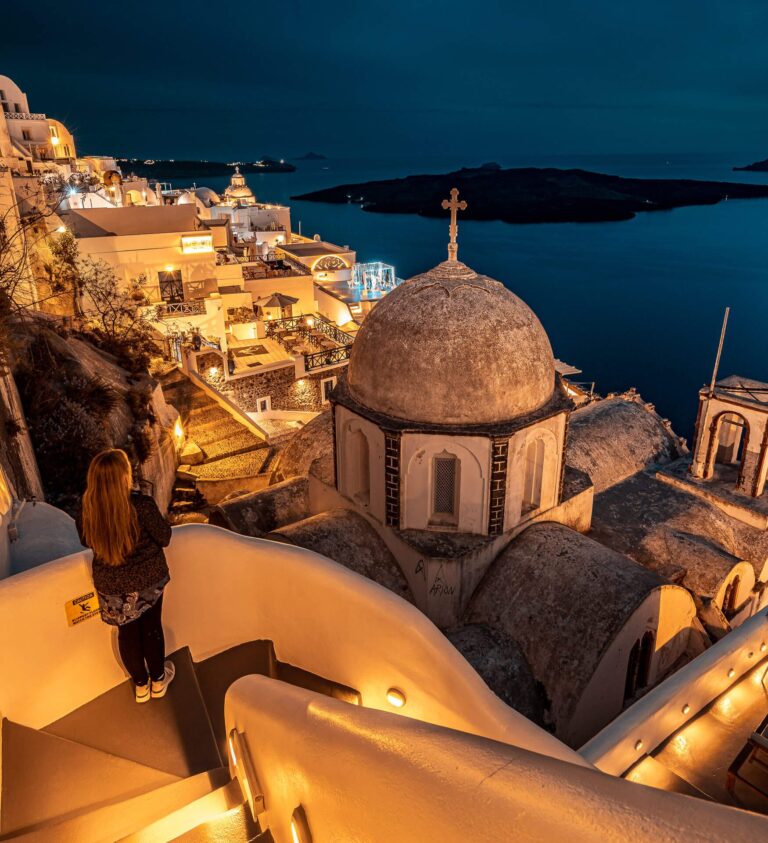 Fira Santorini Model bei Nacht mit Blick auf die Caldera