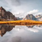 Dolomiten Fotoreisen Landschaftsfotografie - Fotoreisen Passo di Giau, Berge und Wolken spiegeln sich im Wasser