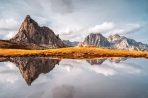 landschaftsfotografie Dolomiten - Fotoreisen Passo di Giau, Berge und Wolken spiegeln sich im Wasser
