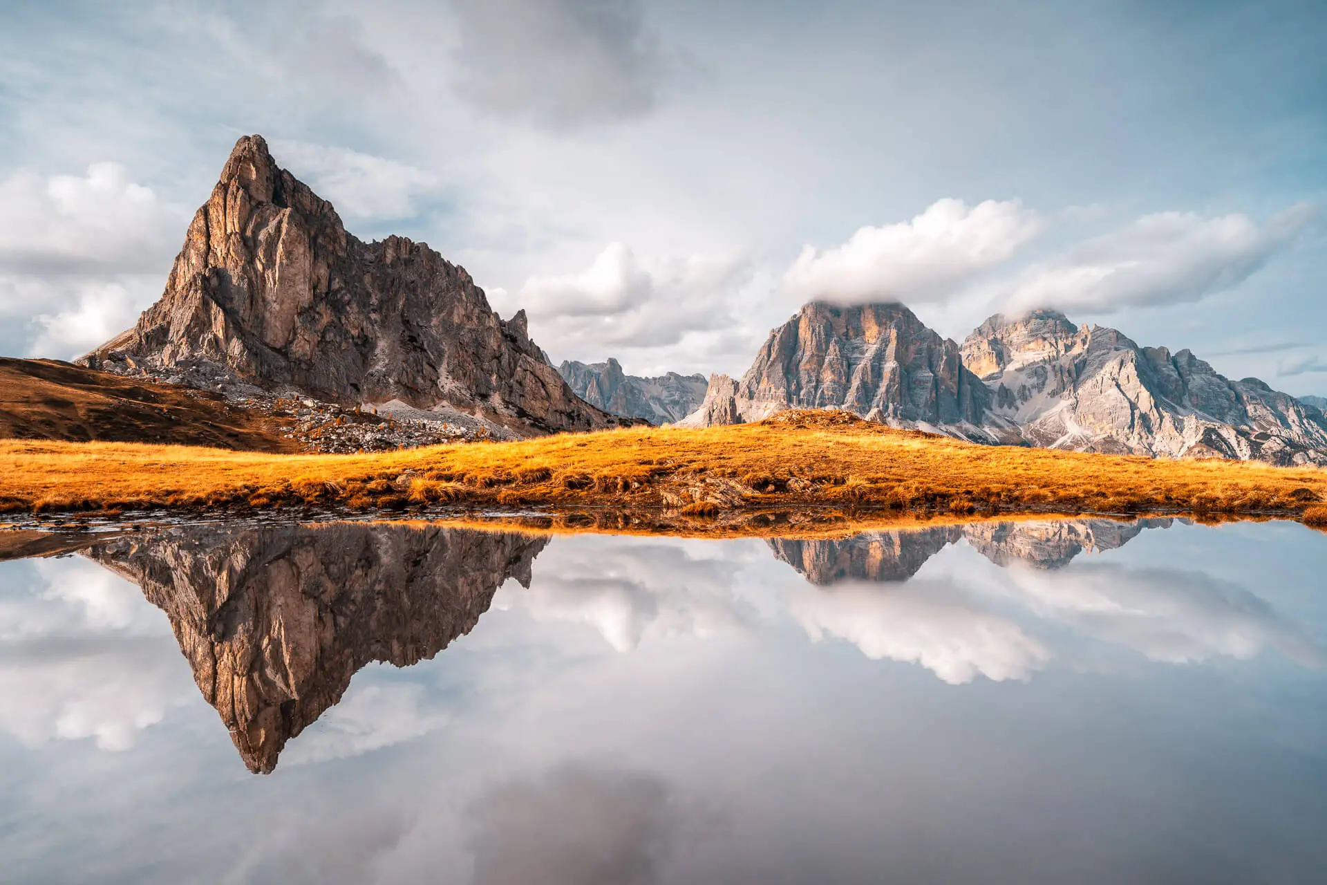 Dolomiten Fotoreisen Landschaftsfotografie - Fotoreisen Passo di Giau, Berge und Wolken spiegeln sich im Wasser