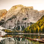 Landschaftsfotografie - Lago di Braies im Herbst, Holz Bote, gebe Lärchen