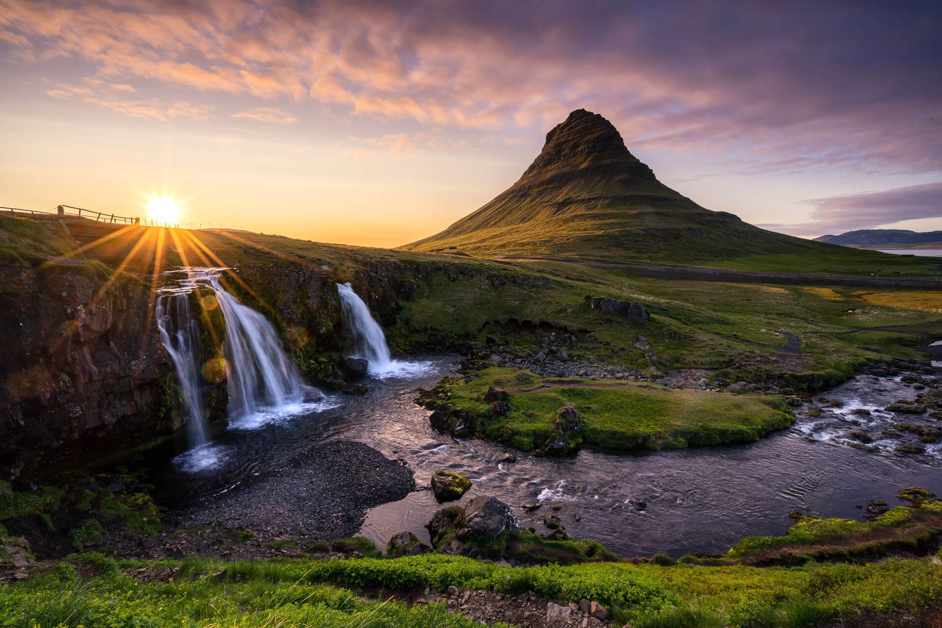 Farbenprächtiger Sonnenuntergang zur Sommersonnenwende am Kirkjufell, Island – Landschaftsfotografie von Peter Oster