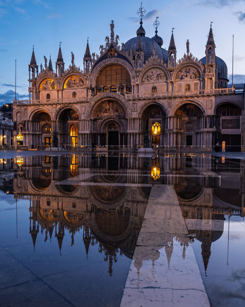 Dogenpalast Venedig zur blauen Stunde – Acqua-Alta-Spiegelung Markusplatz