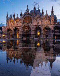 Dogenpalast Venedig zur blauen Stunde – Acqua-Alta-Spiegelung Markusplatz