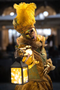 Goldene Karnevalskönigin Venedig – Kostüm im blaue Stunde Fotoreise Karneval Venedig