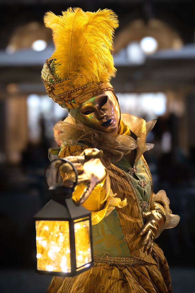 Goldene Karnevalskönigin Venedig – Kostüm im blaue Stunde Fotoreise Karneval Venedig