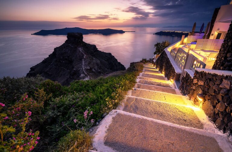 Imerovigli Santorini – Treppenweg zum Hotel mit Gewitterfront in der blauen Stunde