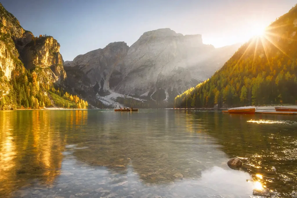 Dolomiten Fotoreisen Landschaftsfotografie - Praxer Wildsee Sonnenstern Bootshütte
