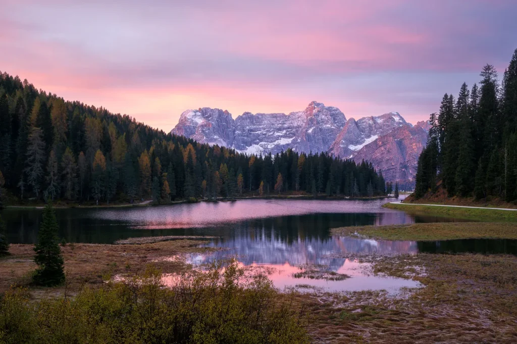 Lago di Misurina beim Sonnenaufgang mit Bergspiegelung – Fotoreise Dolomiten