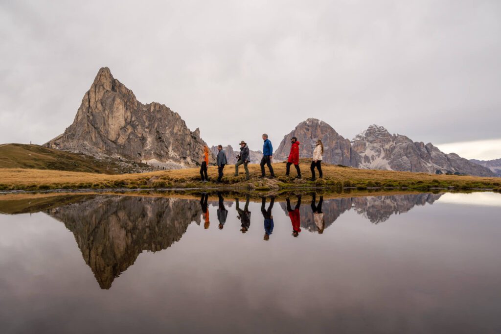 Passo di Giau, Berge und Wolken spiegeln sich im Wasser