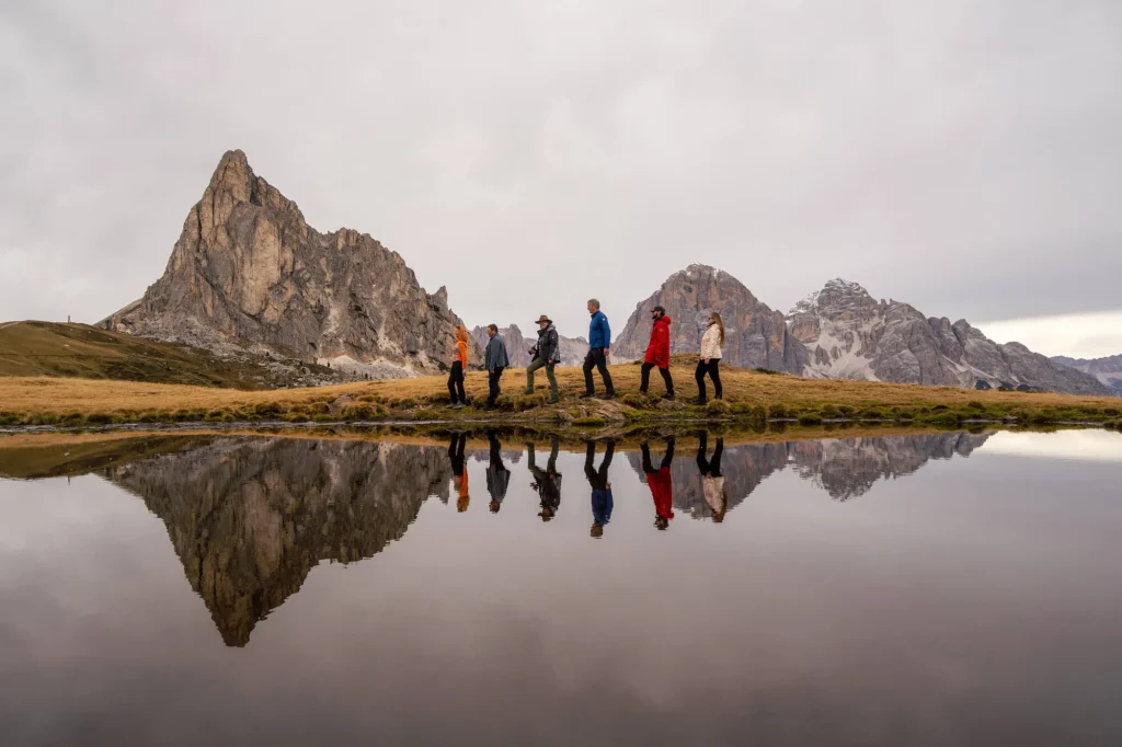 Dolomiten Fotoreisen Landschaftsfotografie - Passo di Giau, Berge und Wolken spiegeln sich im Wasser
