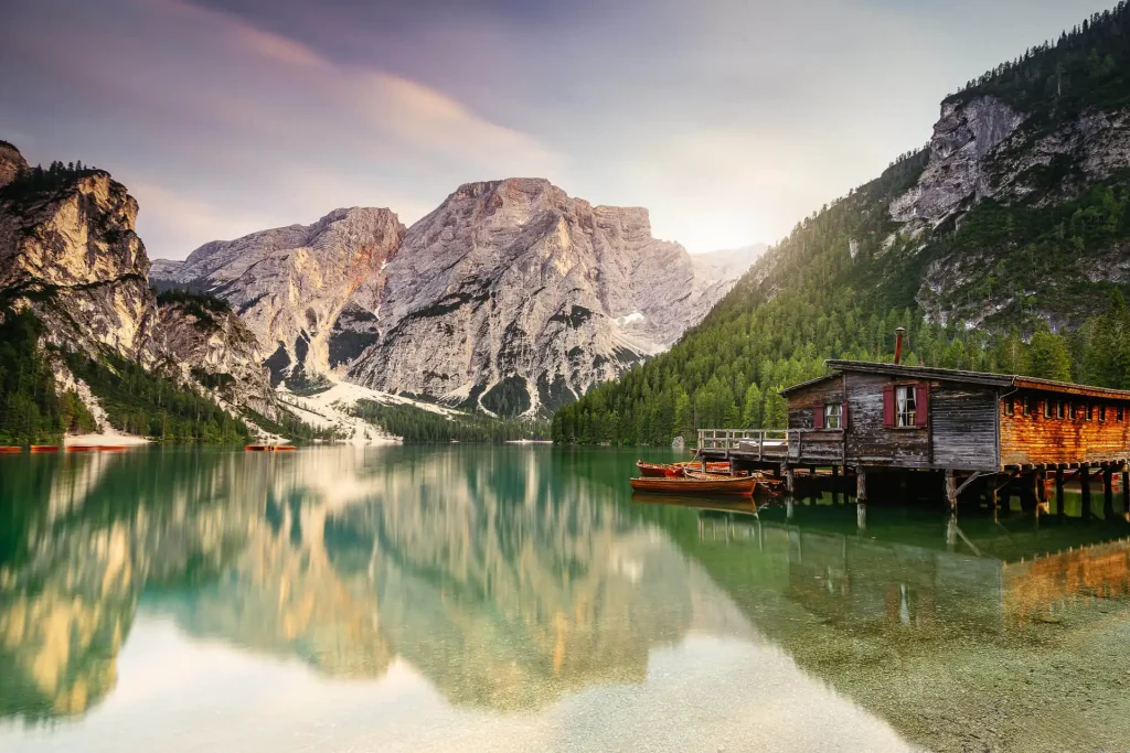 Dolomiten Fotoreisen Landschaftsfotografie- Lago di Braies Pragser Wildsee, Botshütte, Holz Bote
