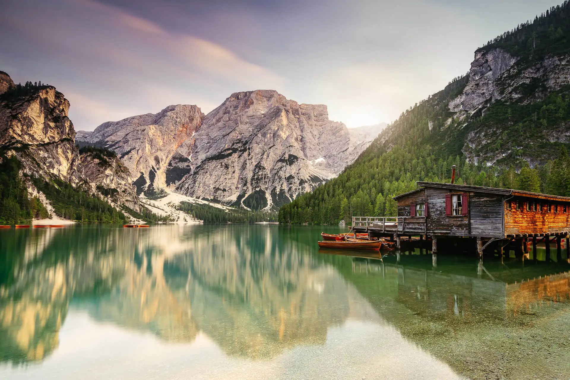 Dolomiten Fotoreisen Landschaftsfotografie- Lago di Braies Pragser Wildsee, Botshütte, Holz Bote
