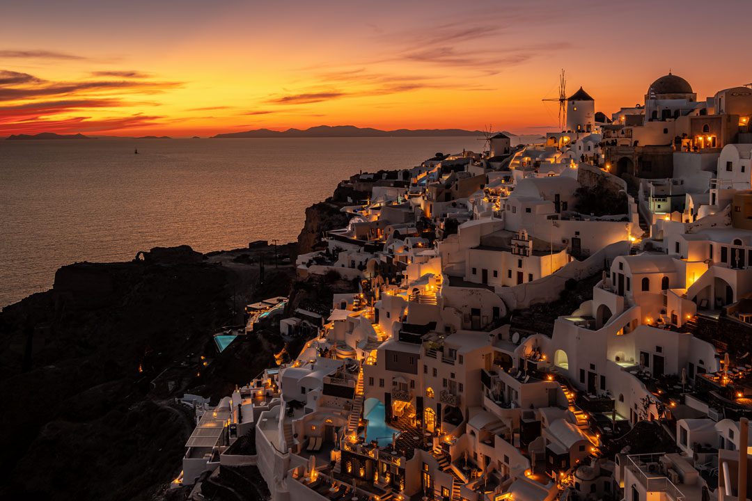 Blick auf Oia Santorini – weiße Häuser und blaue Kuppeln im Abendlicht