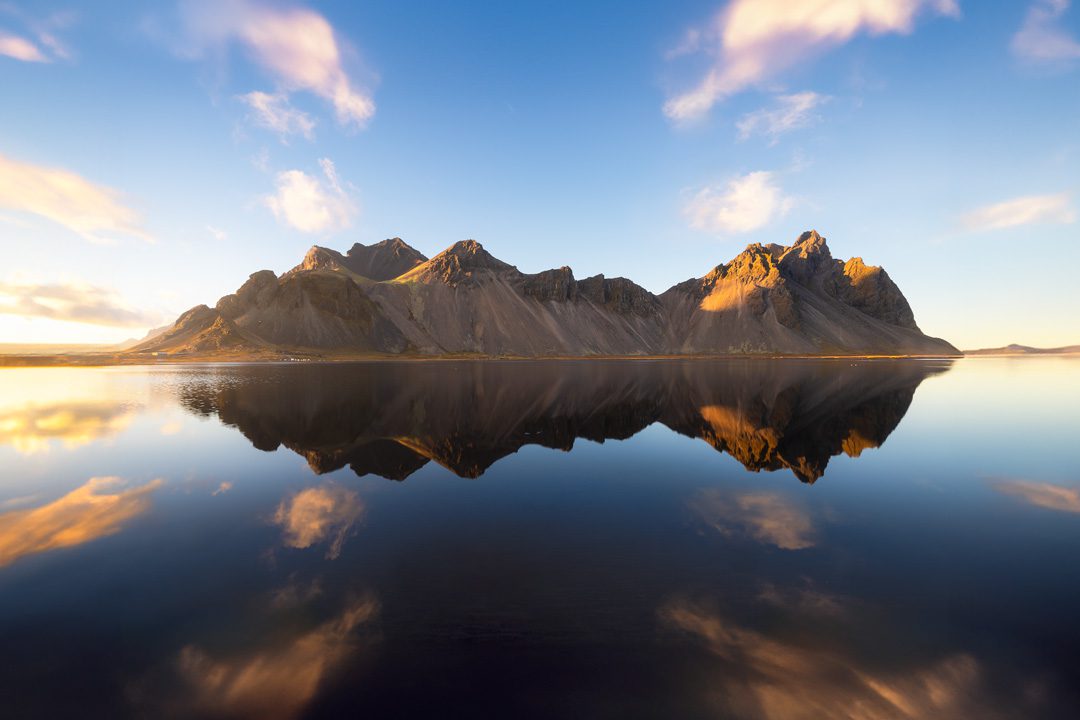 Island Fotoreisen Landschaftsfotografie -Wandbilder Landschaften Vestrahorn Sonnenuntergang Island Spiegelung Blau Sonnenuntergang