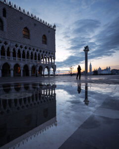 Sonnenaufgang Dogenpalast Venedig mit Acqua-Alta-Spiegelung