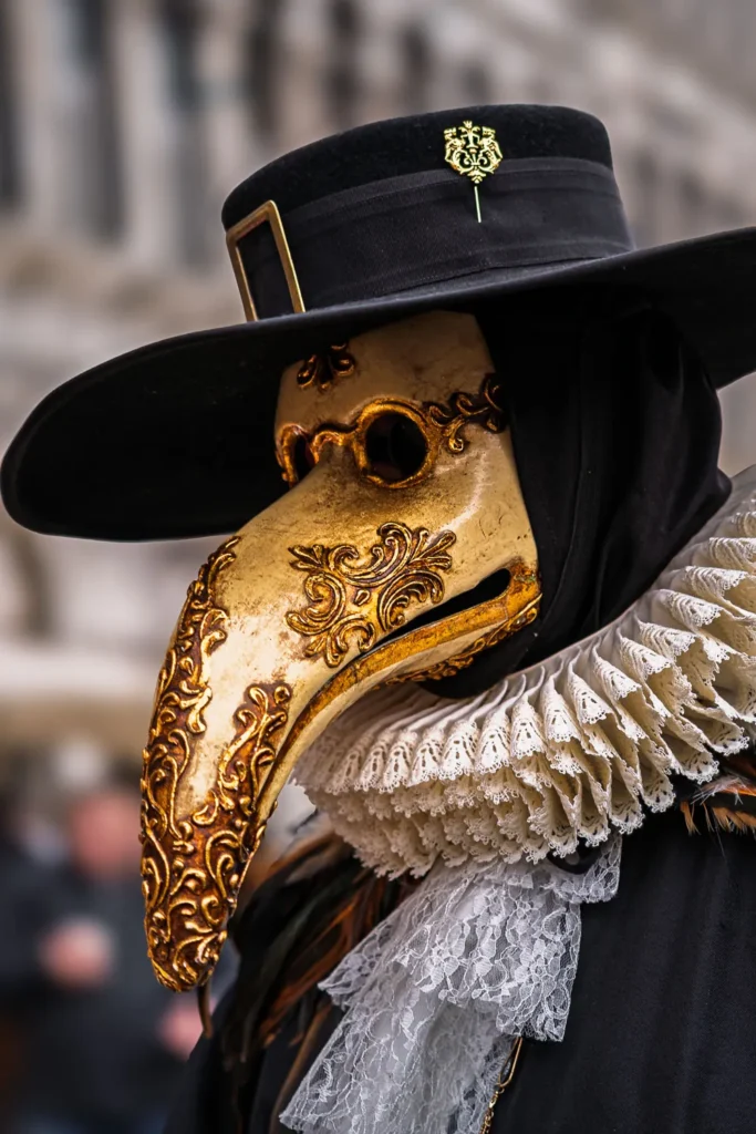 Goldene Pestmaske beim Karneval Venedig im Abendlicht